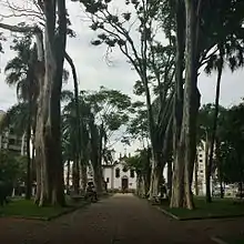 Jardins da Praça Cônego Ulisses e Velha Matriz ao fundo