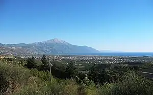 Vista da costa do Mediterrâneo e do Cassius Mountain (Keldağ)