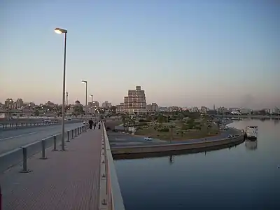 A ponte Jeliana com a baixa de Bengasi e o edifício Da'wah al-Islamiyah ao fundo