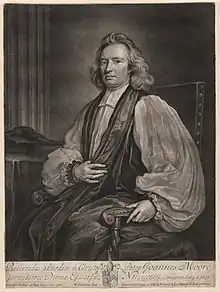 Retrato de Mezzotint de um homem sentado em vestes esvoaçantes e cabelos longos e ondulados. Ele tem cerca de 50 anos e tem uma calvície e uma expressão calma em seu rosto arredondado. Sua mão esquerda segura o braço da cadeira e a direita segura uma dobra de uma de suas vestes no peito.