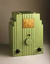 Rádio valvulado, no estilo Art Déco, característico da "Era de Ouro do Rádio".