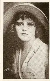 Juanita Hansen, estrela de vários seriados, destacando-se The Lost City, em 1920.