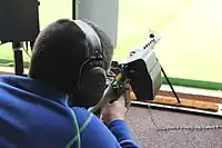 Um atirador júnior na Suíça exercitando tiro ao alvo com uma SIG SG 550. O rifle está equipado com um apanhador de cartuchos para evitar perturbar outros atiradores com a ejeção.