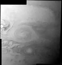 A Oval BA através das câmeras da espaçonave.