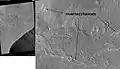 Canais invertidos próximo a Juventae Chasma, visto pela HiRISE.  Canais que antes eram canais de água corrente regulares. A escala é de 1:500.