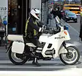 Policial patrulhando em uma moto