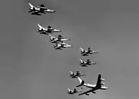 Caças norte-americanos sobre o Vietnã em 1965.