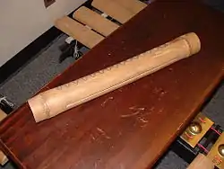 Um exemplo de tambor de fenda das Filipinas conhecido como cagul pelo povo Maguindanao