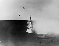 O USS Columbia (CL-56) sendo atacado por aviões kamikaze japoneses, em 6 de janeiro de 1945.