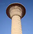 Coluna egípcia campaniforme no Templo de Karnak.