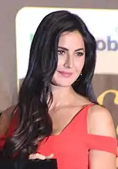 Katrina Kaif olhando para a direita