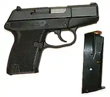 P-11 9&nbsp;mm com carregador cheio