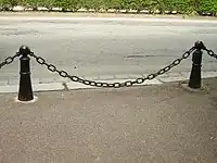 Corrente suspensa formando uma catenária.