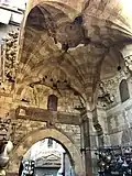Portal elaborado com abóbada de berço construído pelo sultão Alguri no Khan el-Khalili (1511).