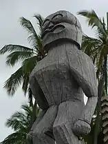 Escultura Tiki no Parque Nacional Histórico de Puʻuhonua o Hōnaunau, Havaí