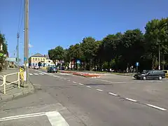 Estrada nacional n.º 63 e o parque municipal à direita