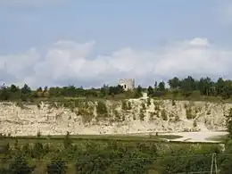 Pedreira com uma torre de vigia no topo