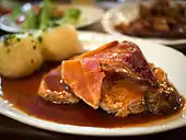 Krustenbraten mit Dunkelbiersoße, porco assado servido com molho de cerveja preta.