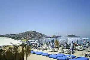 Kuşadası vista da sua praia
