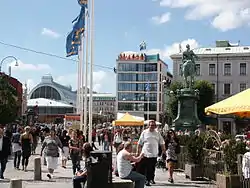 A Kungsportsplatsen com o mercado Saluhall ao fundo