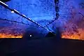 Uma das cavernas do túnel de Lærdal possui iluminação azul com luzes amarelas