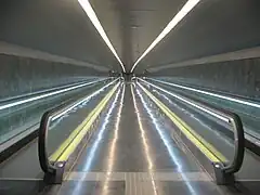 Corredor que conecta a plataforma com os elevadores de uma das saídas.