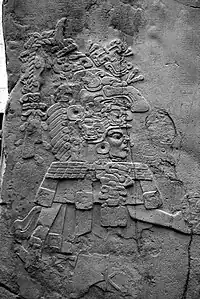 Lado esquerdo da estela 1 de La Mojarra, onde se vê uma pessoa identificada como o "Senhor da Montanha do Colhedores"