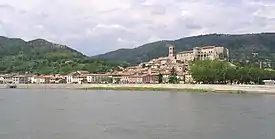 Voulte-sur-Rhône na margem esquerda do rio Ródano