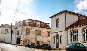 Largo da Escola Primária, podendo ver-se o Pelourinho de Colares.
