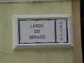 Uma sinalização rodoviária indicando o Largo do Senado