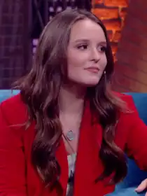 Larissa Manoela como a rica arrogante Maria Joaquina Medsen.