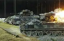 Um Bradley disparando um míssil TOW.