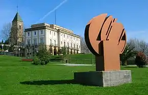 A escultura Leioako Indarra ("A força de Leioa"), de Néstor Basterretxea, em frente ao Ayuntamiento