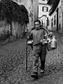 Leiteiro na Calçada de Santa Clara, c. 1935