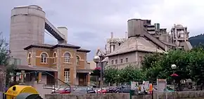 Ayuntamiento e biblioteca de Lemona