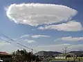 Nuvem lenticular acima da Serra do Guaripocaba em Bragança Paulista, Brasil.