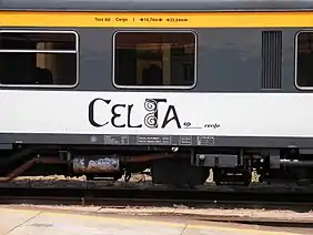 Logotipo de Celta numa automotora do tipo 0592