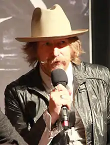 Lew Temple como Terrence “Terry” Vickey