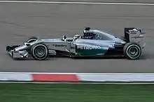 Lewis Hamilton pilotando uma Mercedes F1 W05 no Grande Prêmio da China de 2014.
