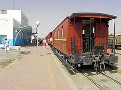 O comboio turístico "Lagarto Vermelho" na estação de Métlaoui