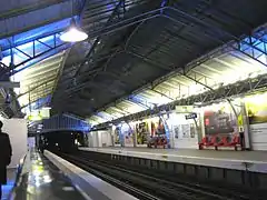 A estação ao nível das plataformas.