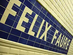 Nome da estação sobre as telhas de faiança.