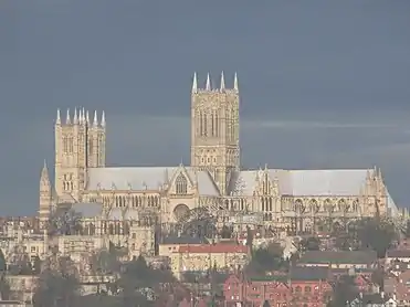 Catedral de Lincoln, Inglaterra, tem duas torres e uma enorme torre de cruzeiro encimada por um coruchéu que foi, por 200 anos, o mais alto do mundo.