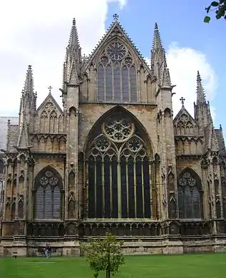 A Catedral de Lincoln, Inglaterra, com seu formato quadrado, similar a um precipício, típico das igrejas góticas inglesas.