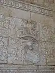 Armas de estilo manuelino, escudo posto à valona, acompanhadas pela esfera armilar e cruz de Cristo. Claustro dos mosteiro dos Jerónimos, século XVI.