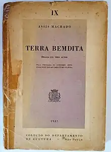Livro de capa marrom onde se lê "Assis Machado / Terra Bemdita: Romance em tres actos"