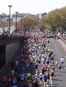 Milhares de corredores nas ruas de Londres durante a maratona de 2005.