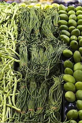 Feijão-chicote exposto em feira livre.