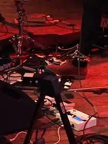 Dom La Nena usa diversos pedais de looping para criar sua música como um "castelo de cartas".