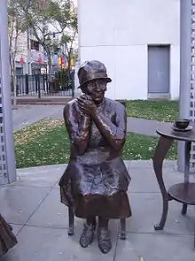Estátua de McKinney em Calgary, Alberta